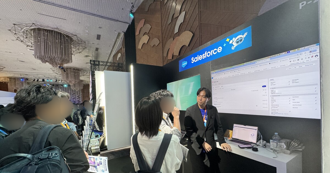 SoftBank World 2026のSalesforceブースで行われたGlassforceのライブデモ