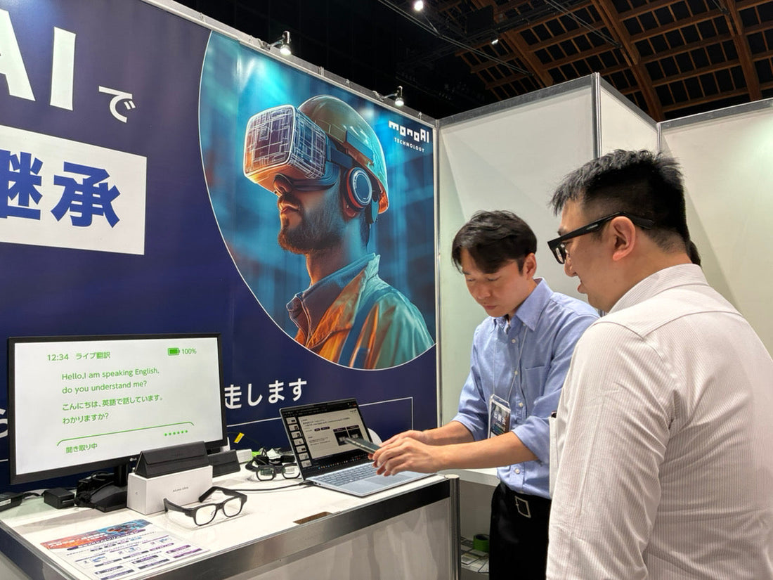 イプロスAI 2026 夏のmonoAI technologyブースでThinkAR AiLENS V2のライブ翻訳を体験する来場者